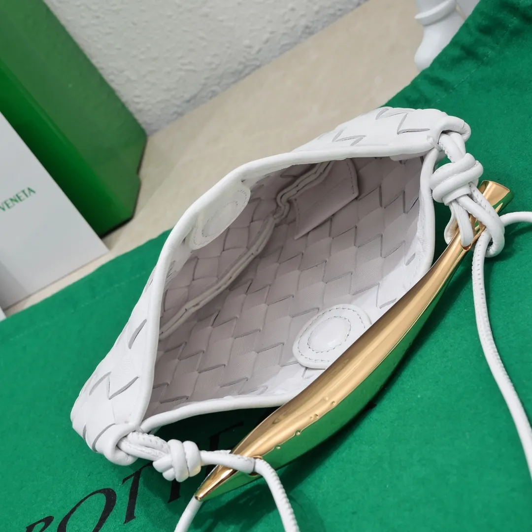 Batch of 1260 BV Mini Sardine is coming‼ ️Super high-end, stainless steel hardware + 24k real gold plating process, fish scales (concave and convex positions) are the finishing touch, the sardine bag that can be carried cross-body is completely beautiful to the heart. The metal element handle and weaving are perfectly combined to completely integrate the artistic sense and elegance and fashion. It is really like a work of art🏺The large size is elegant, the small size is exquisite and cute, a must-have item for fashionistas, and the details are perfectly reproduced. Style number: 6680# Size 20*12*2.5